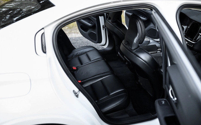 Volvo S60 cena 130000 przebieg: 74000, rok produkcji 2020 z Wieruszów małe 29